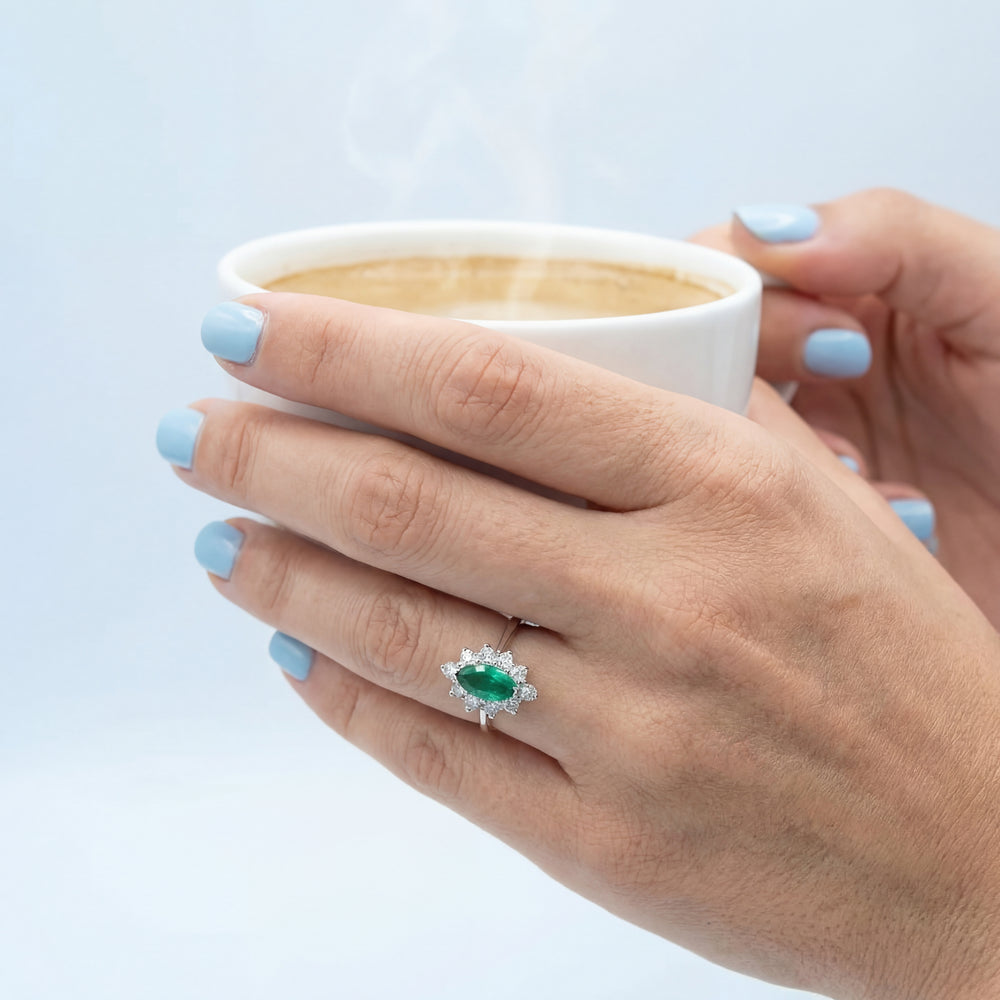 photo détaillée bague portée diamants emeraude or 18K