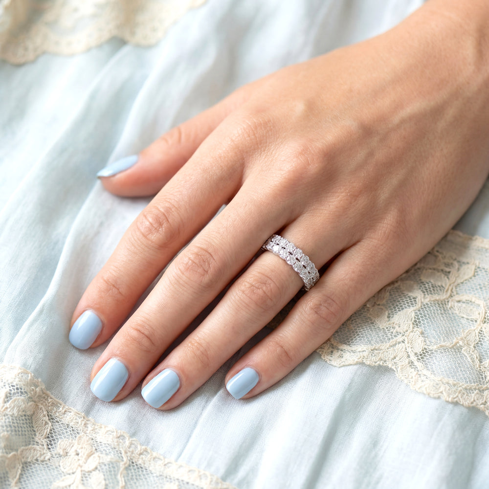 vue de la bague sur une main de femme bague diamants or 18 carats