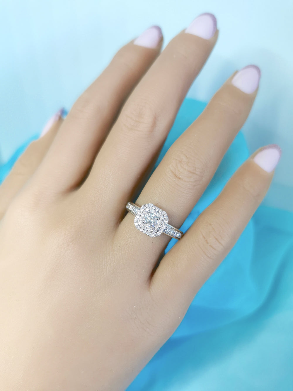 vue sur la main bague diamants or blanc