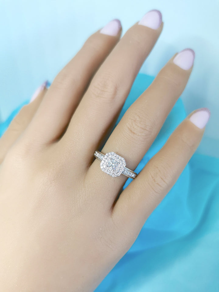 vue sur la main bague diamants or blanc