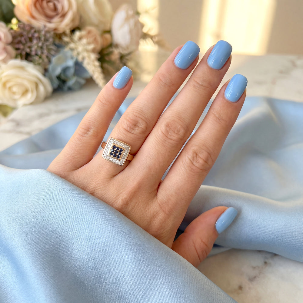 vue sur une main bague diamants saphirs or 18K