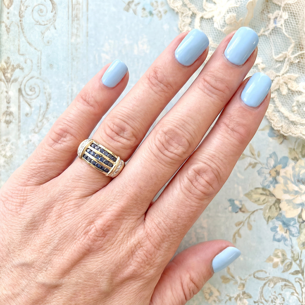 vue sur main bague saphirs diamants or 18K