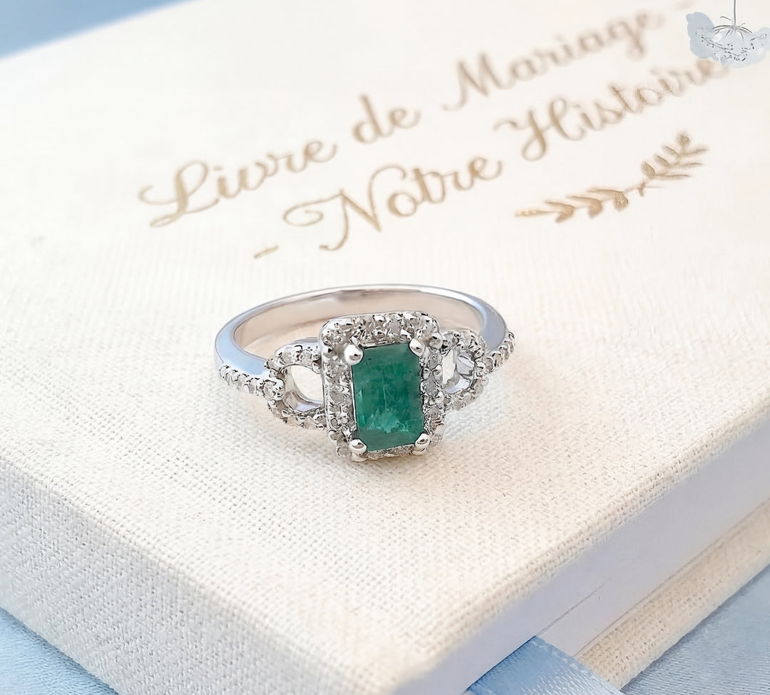 vue sur livre bague emeraude diamants or blanc 18K