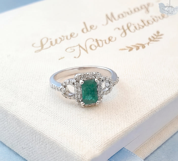 vue sur livre bague emeraude diamants or blanc 18K