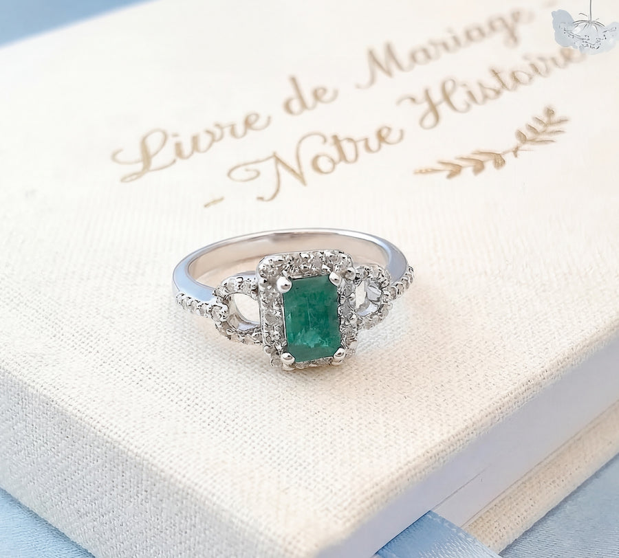 vue sur livre bague emeraude diamants or blanc 18K