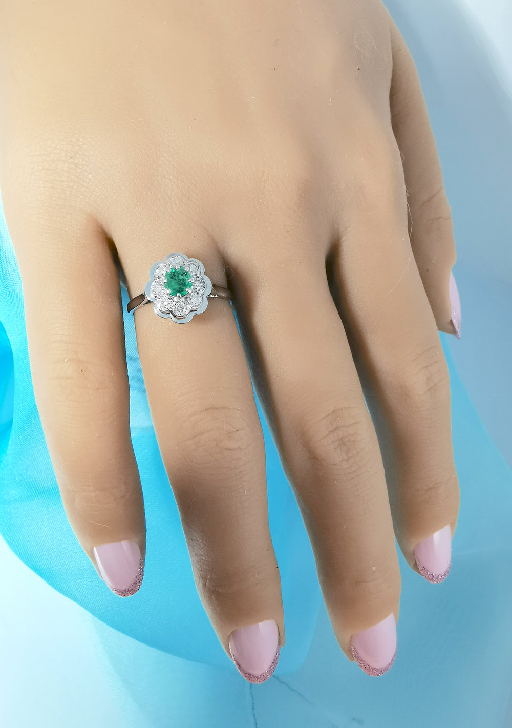 vue de face bague émeraude et diamants marguerite en or blanc 18 carats et platine bague d’occasion joaillerie circulaire Valordiams