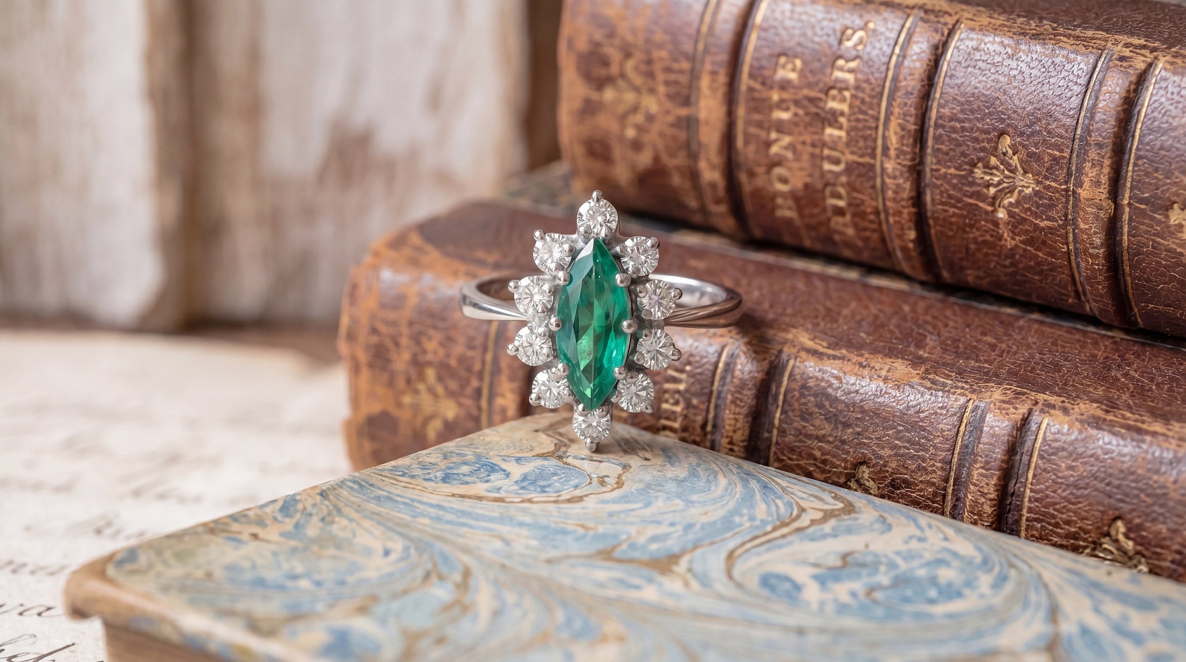 photo de face détaillée bague émeraude et diamants or blanc 18 carats