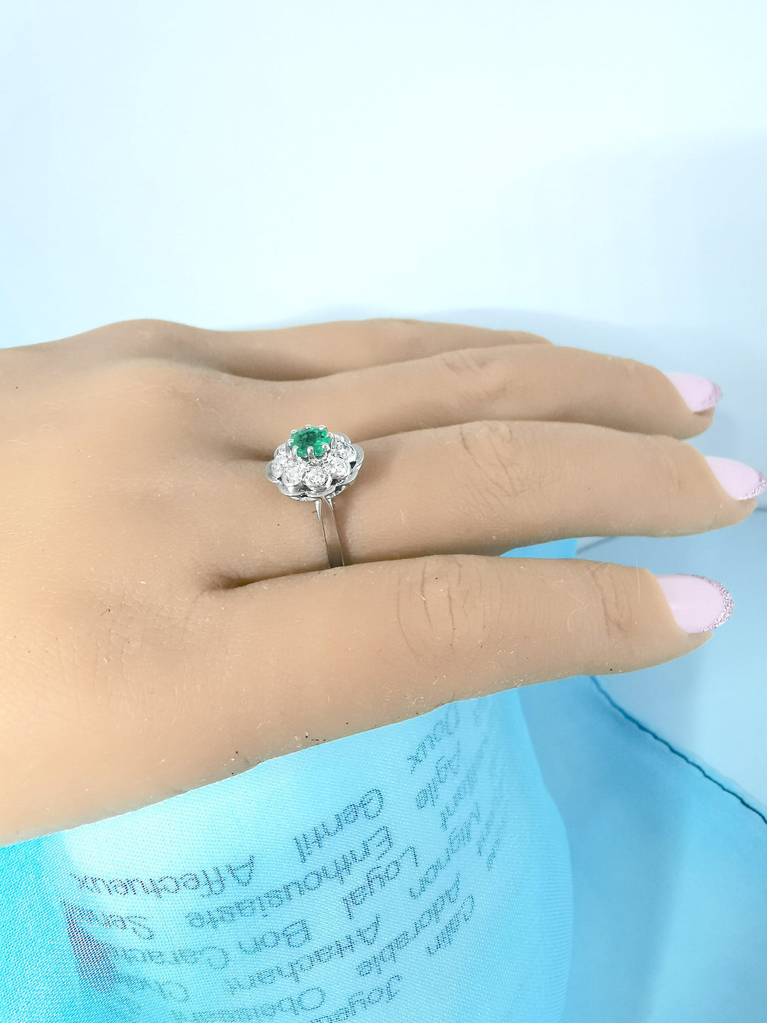 vue de profil sur la main bague emeraude et diamants vintage monture polylobée en or blanc 18 carats et platine bijou d’occasion Valordiams