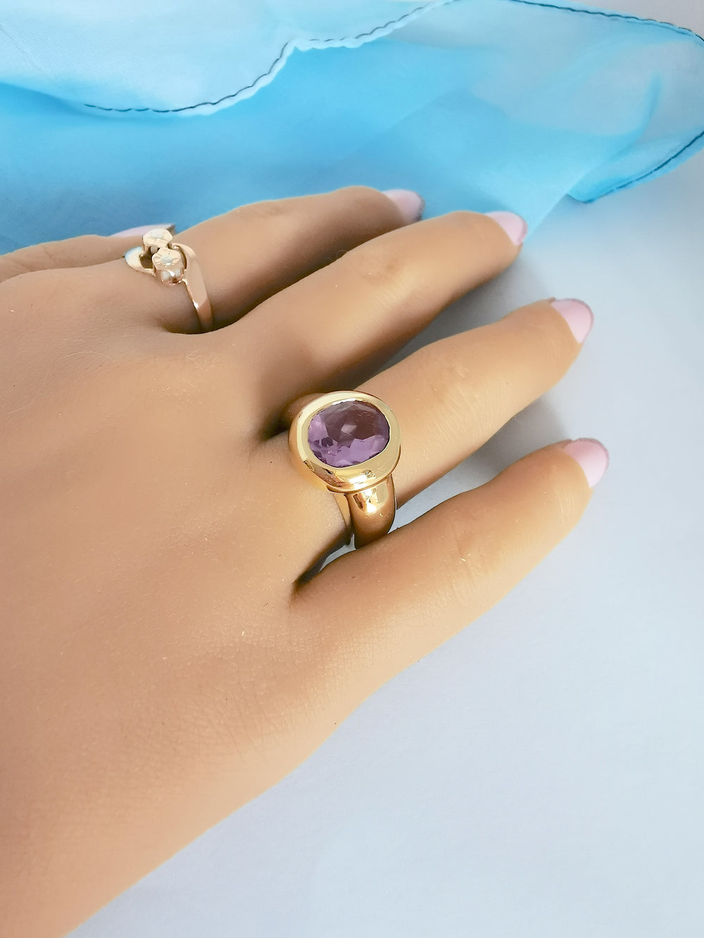 photo sur main bague femme amethyste violette or jaune 18 carats