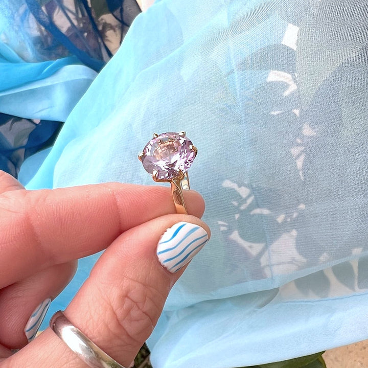 Vue latérale bague femme améthyste avec pierre violette sertie joaillerie circulaire en seconde main proposée par Valordiams