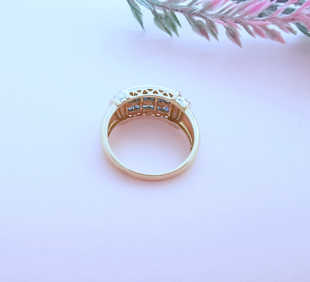 photo de l'intérieur bague contemporaine or 18 K saphir