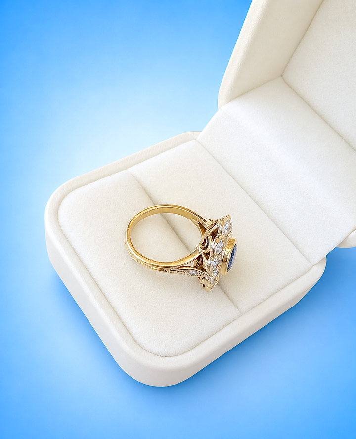 vue en écrin du détail du chaton bague femme diamants saphir or jaune 18K