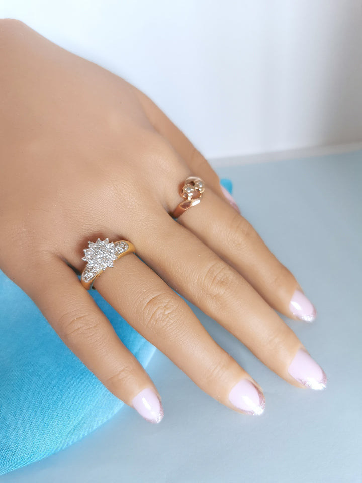 photo sur main macro bague femme d' occasion diamants or 18K