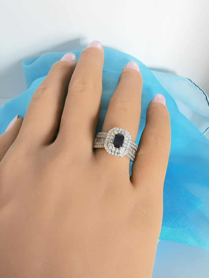 photo sur main de face bague femme saphir diamants or 18 carats