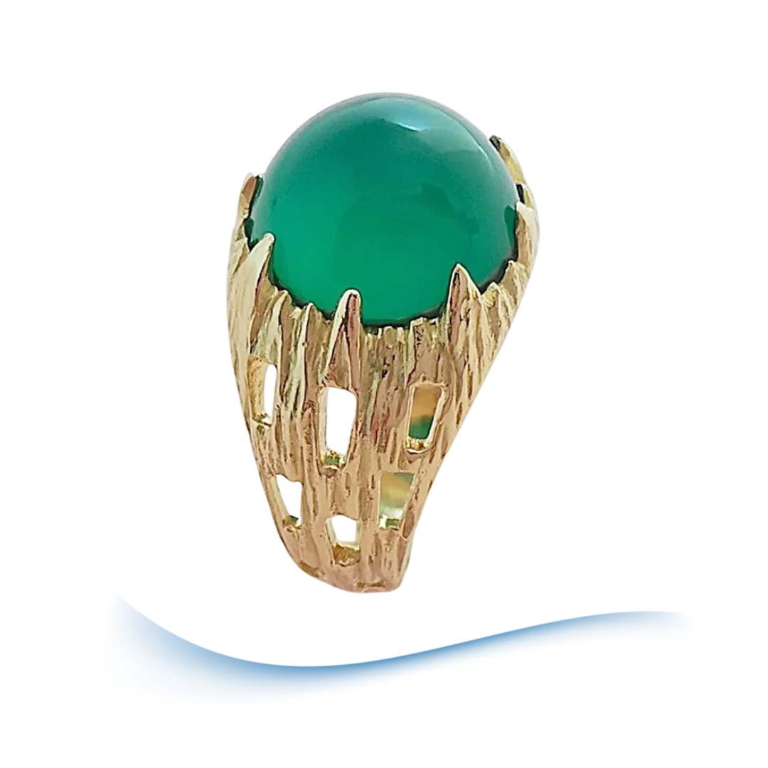 photo macro de profil bague femme vintage agate verte or jaune 18 carats