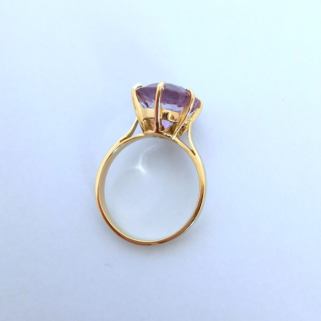 Vue de haut bague améthyste intemporelle en or jaune 750 joaillerie circulaire de luxe proposée en seconde main par Valordiams