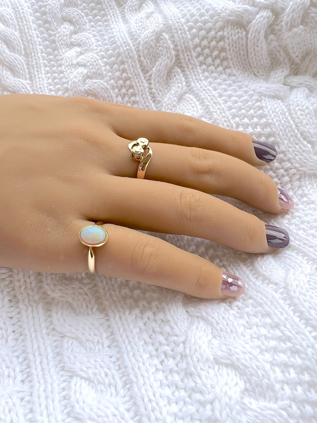 bague portée bague ancienne de seconde main opale cabochon or 18 carats