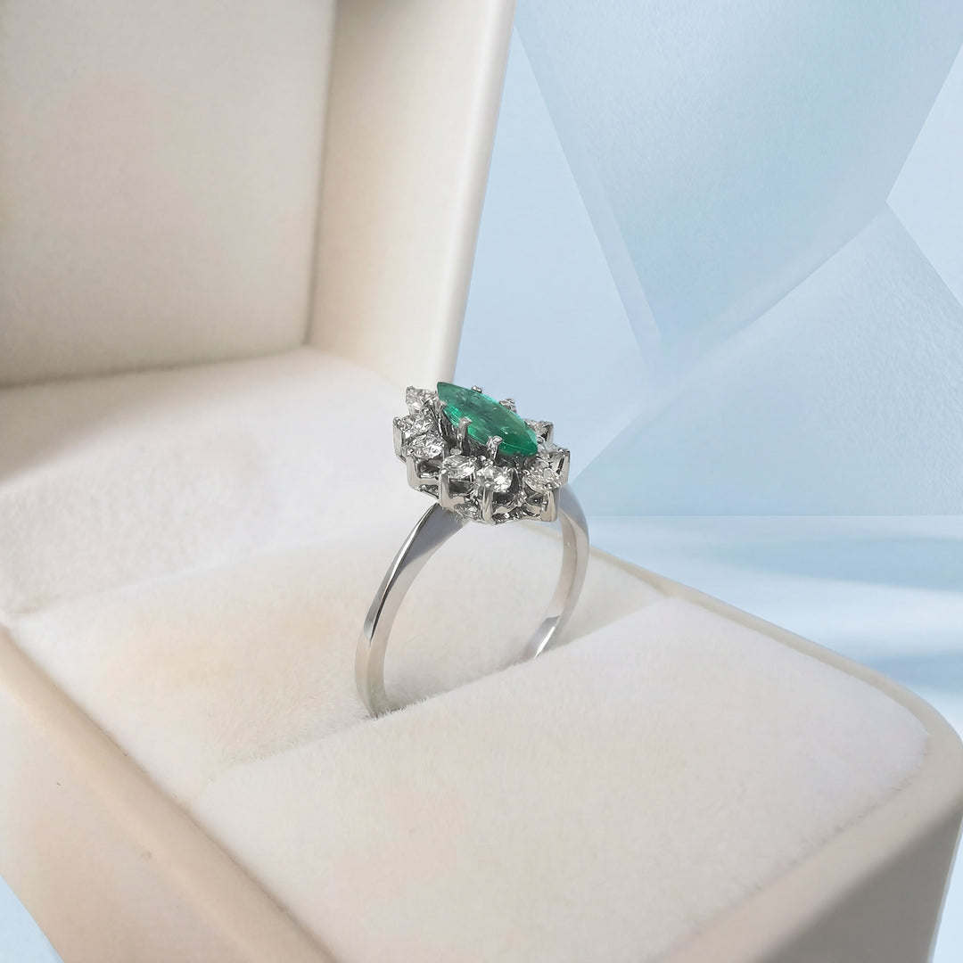 vue détaillée de profil bague joaillerie de seconde main émeraude diamants or blanc 18K
