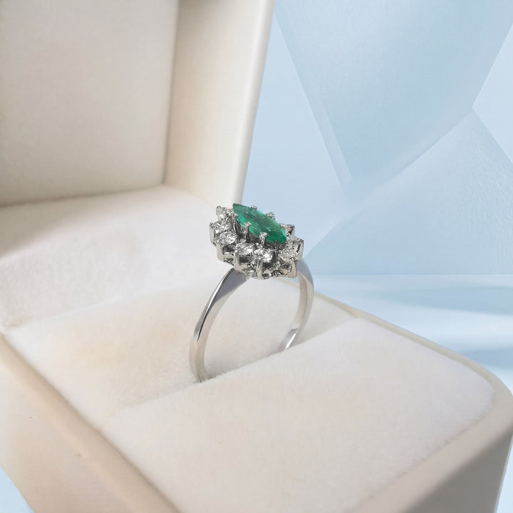 vue détaillée de profil bague joaillerie de seconde main émeraude diamants or blanc 18K