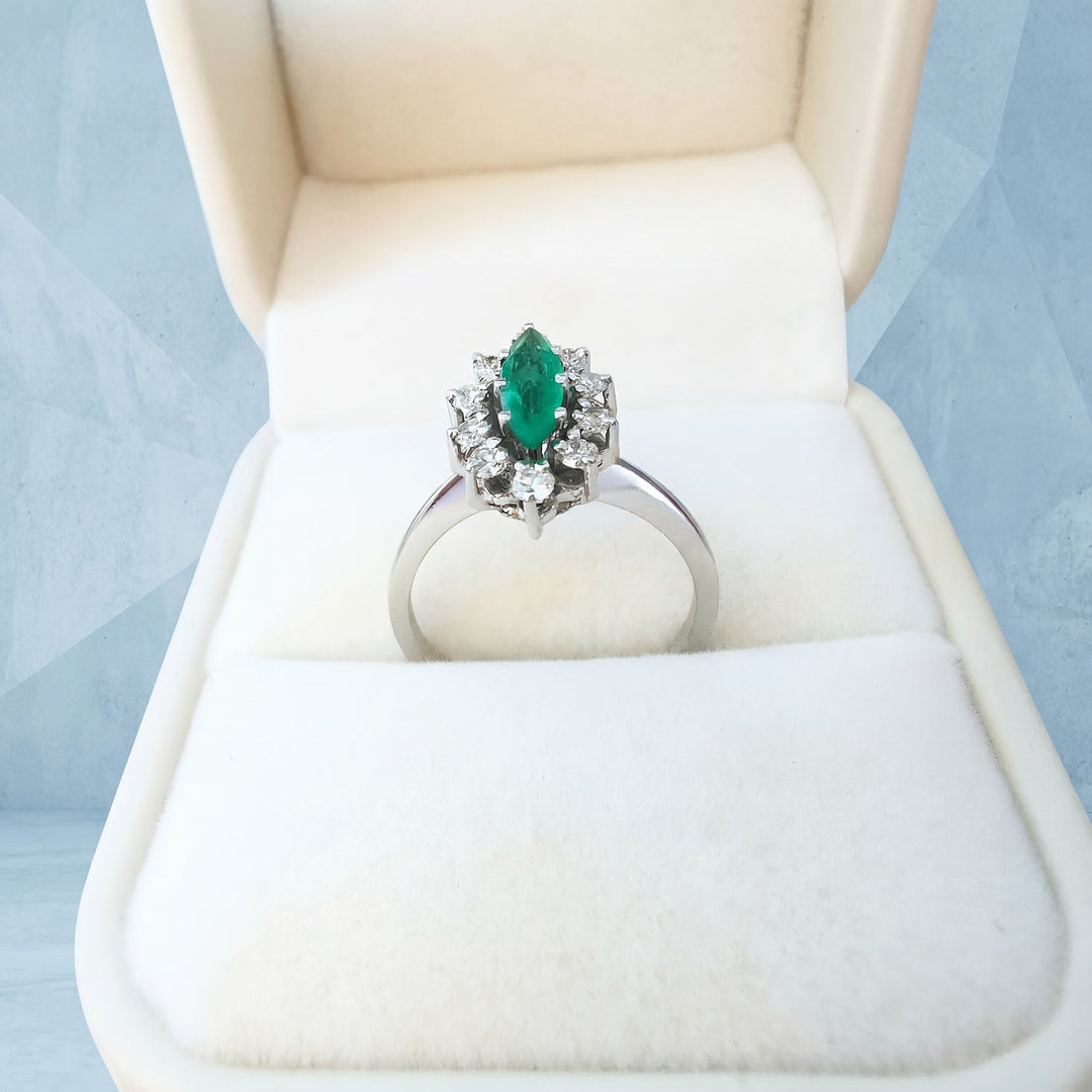 vue détaillée du serti bague joaillerie française vintage émeraude diamants or 8K