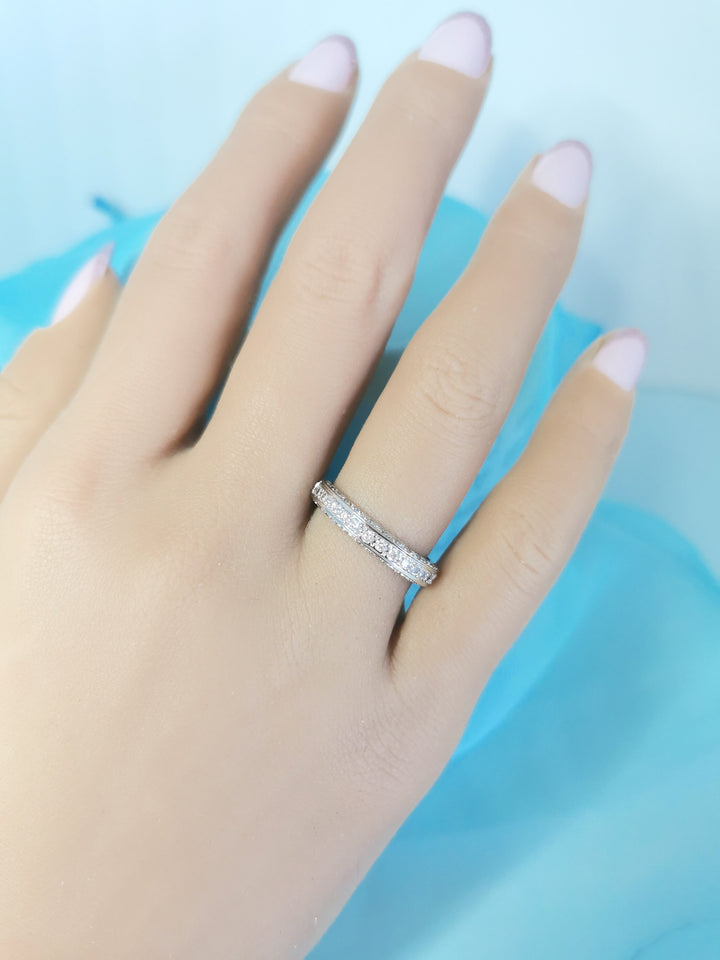 vue détaillée sur une main bague jonc occasion diamants or blanc 18K