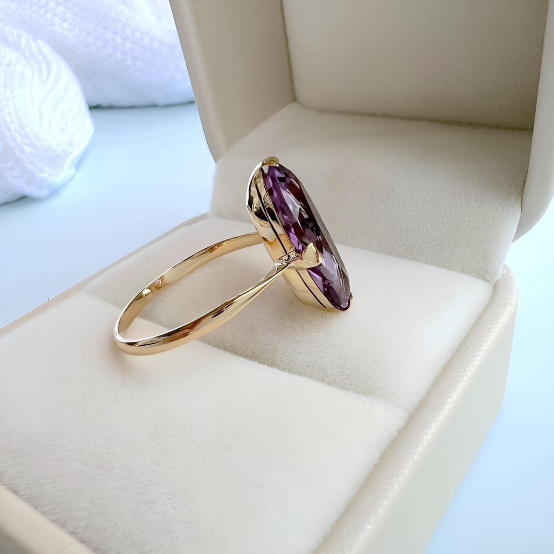 photo prise de bague marquise vintage améthyste or 18K