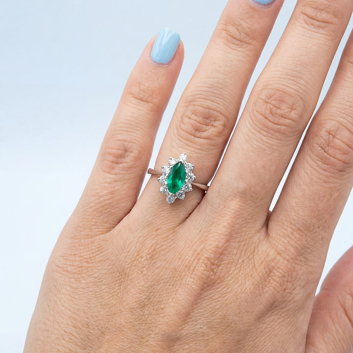 vue détaillée sur la main bague marquise vintage emeraude diamants or 18 carats
