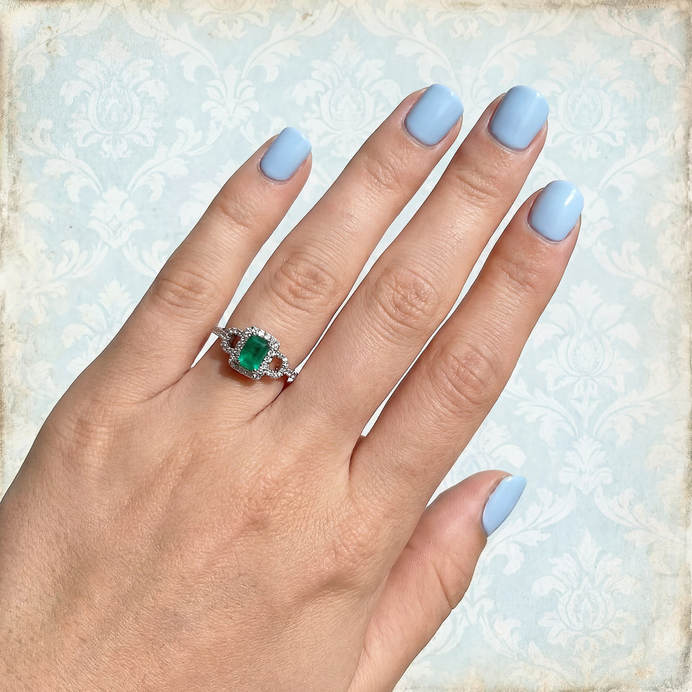 bague sur la main d'une femme bague matydiamants emeraude or blanc 18K