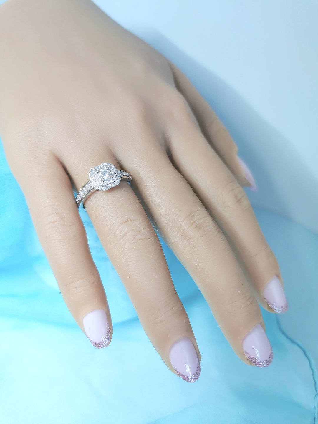 photo du plateau en halo bague maty diamants or blanc 18 carats
