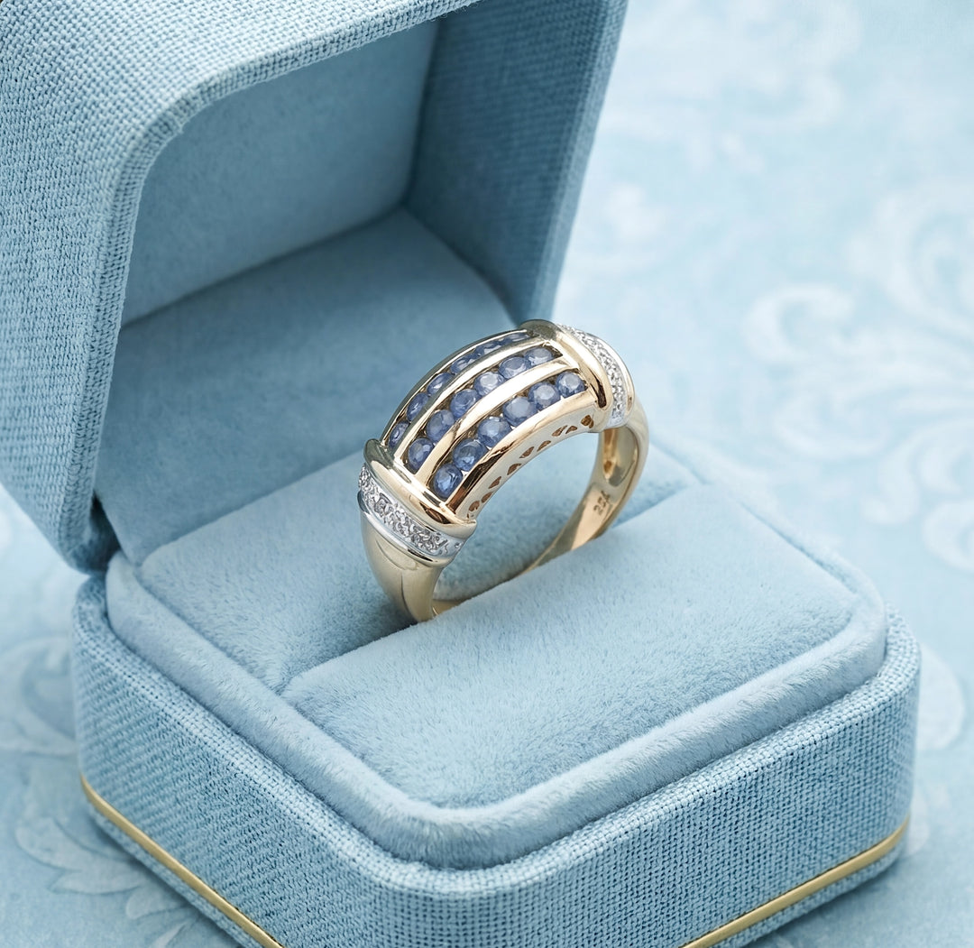 vue détaillée en écrin bague moderne saphirs diamants or 18K