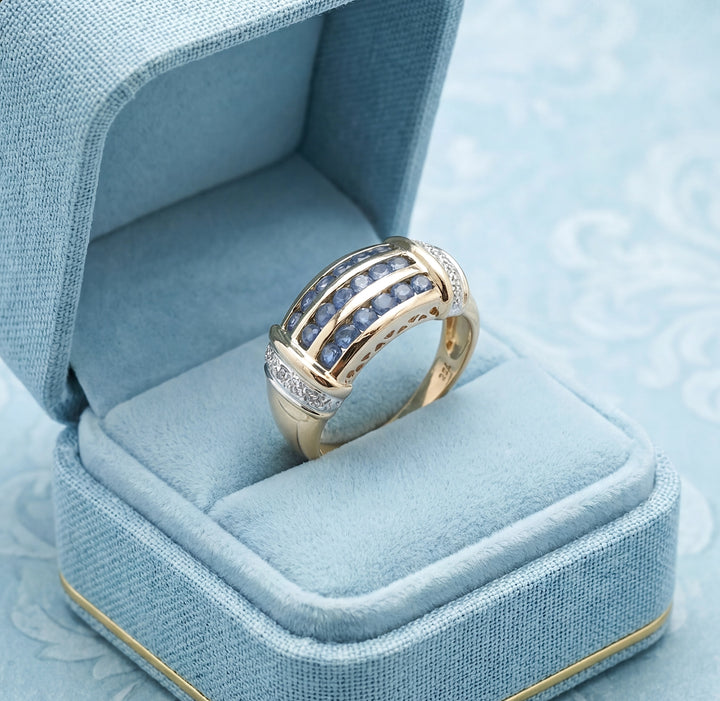 vue détaillée en écrin bague moderne saphirs diamants or 18K