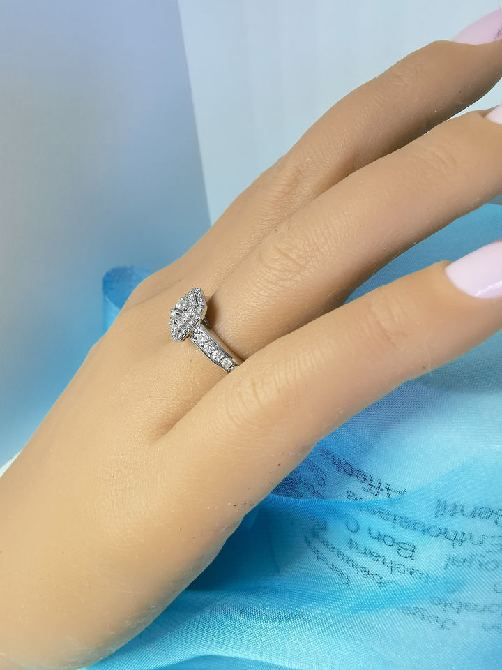 vue de profil sur main bague occasion diamants maty