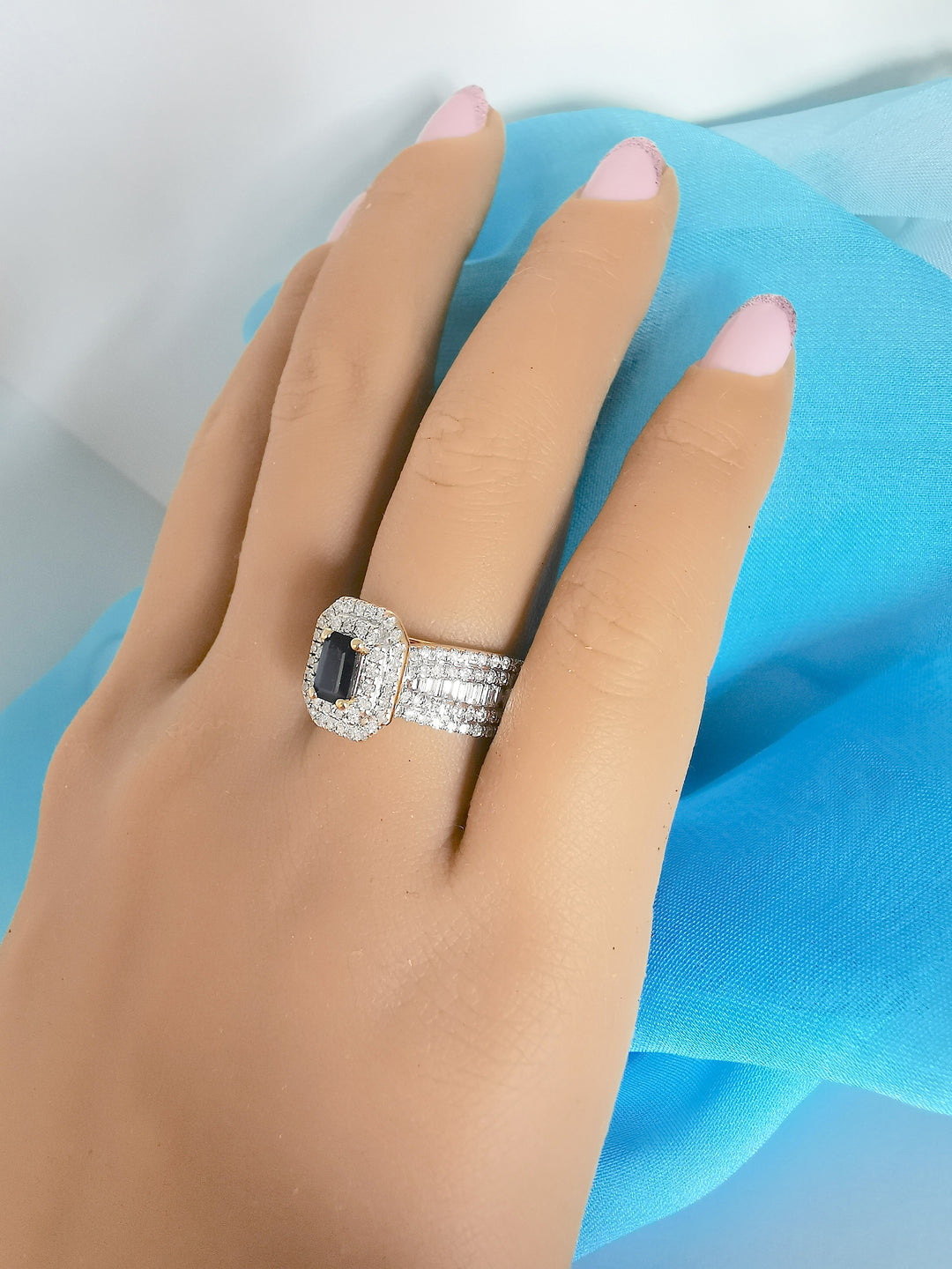 photo sur main de profil bague occasion saphir diamants or 18 carats
