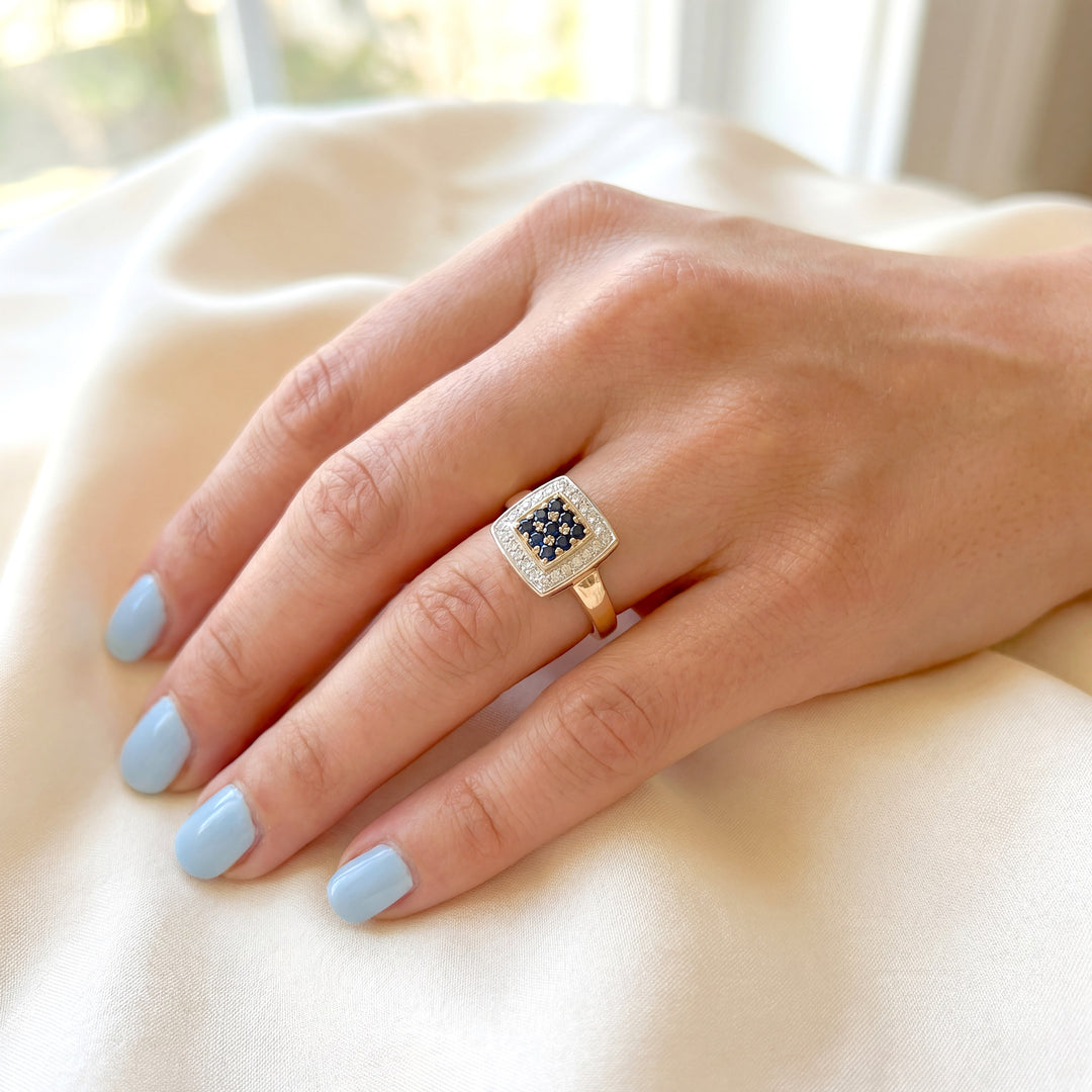 vue sur main de profil bague occasion saphirs diamants or 18 carats