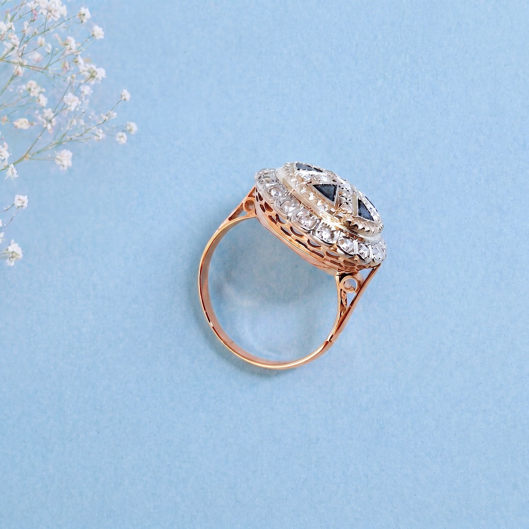 bague occasion saphirs diamants vintage or rose 18K photo sur l'ensemble de la monture et de l'anneau en arabesque
