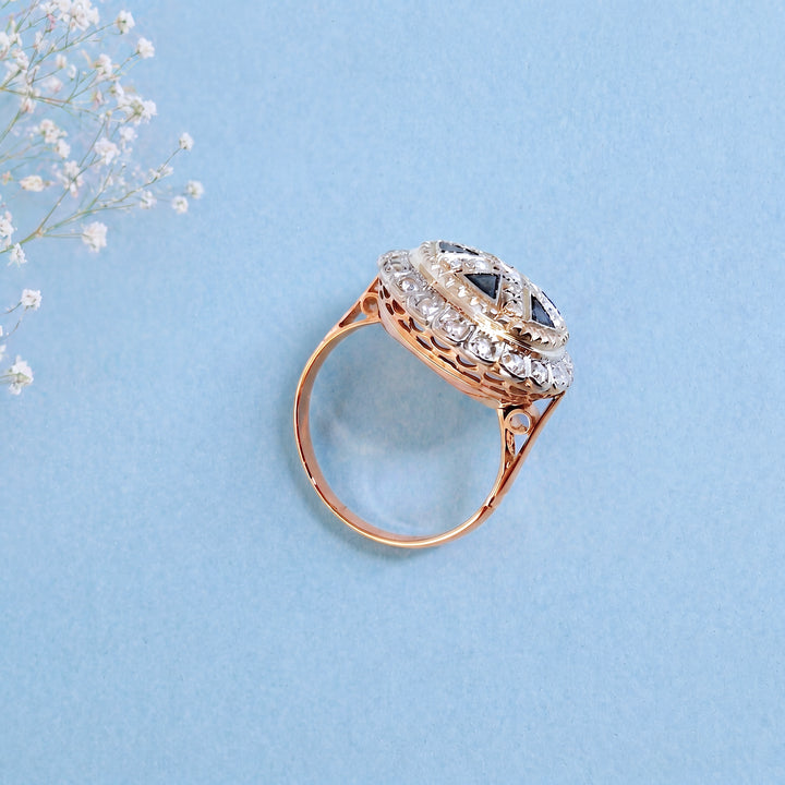 bague occasion saphirs diamants vintage or rose 18K photo sur l'ensemble de la monture et de l'anneau en arabesque