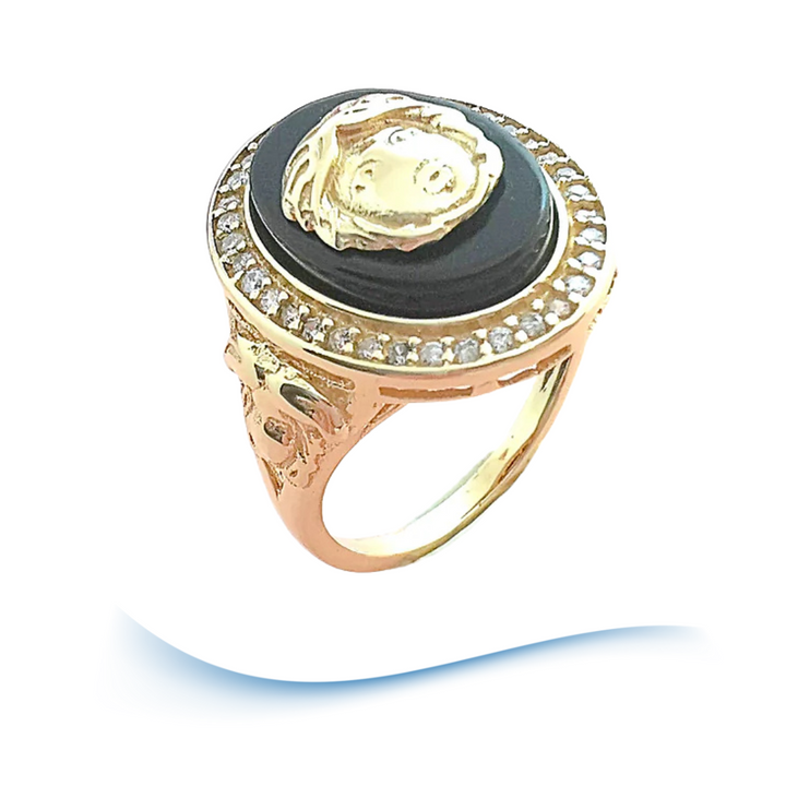 photo en biais bague occasion tête de Gorgone sur Onyx Or Jaune 18 K