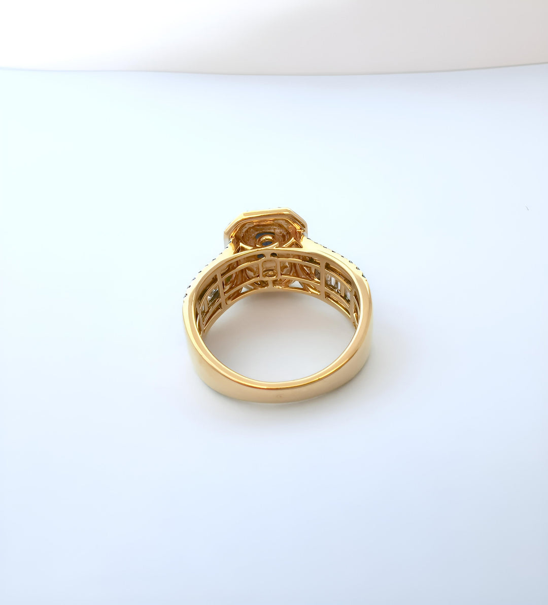 détail de l'intérieur bague or