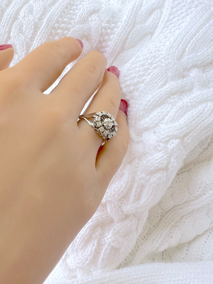 photos sur main de bague or 18k et platine ancienne