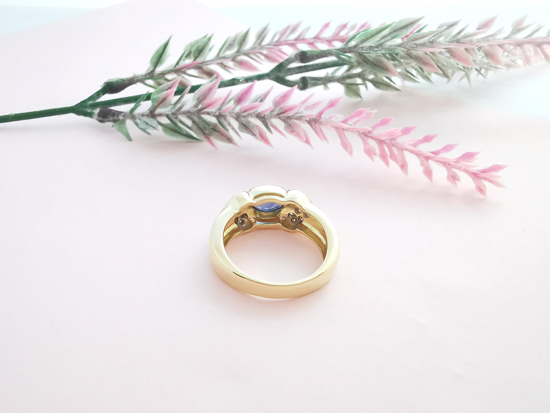 photo intérieur bague or jaune or blanc diamants et saphir or 18 carats