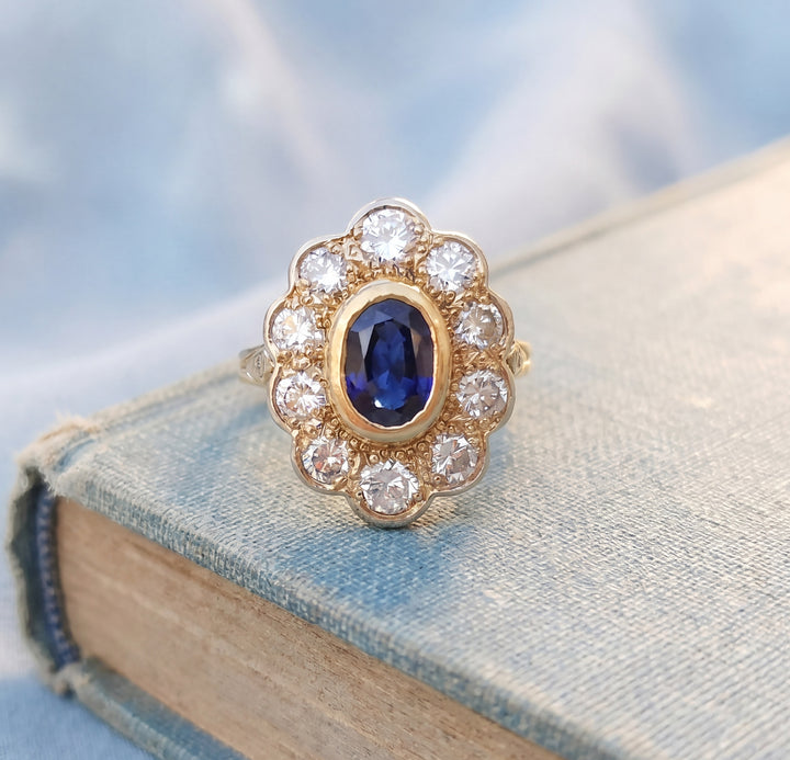 vue en macro de bague pompadour contemporaine saphir diamants or jaune 18K