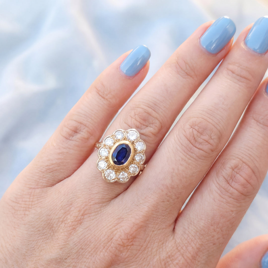 vue sur une main bague saphir diamants or jaune 18 carats