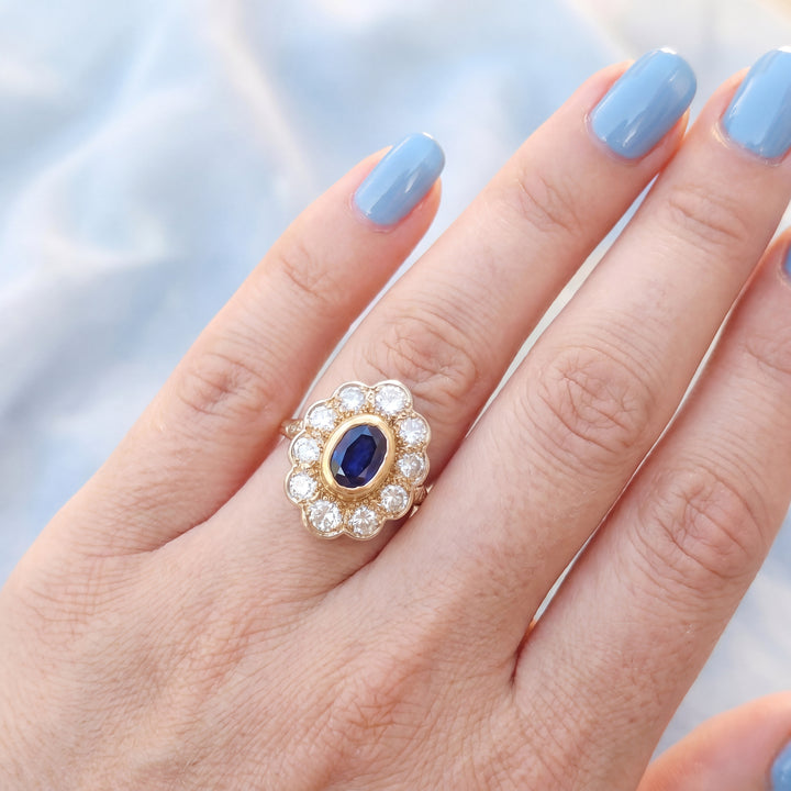 vue sur une main bague saphir diamants or jaune 18 carats