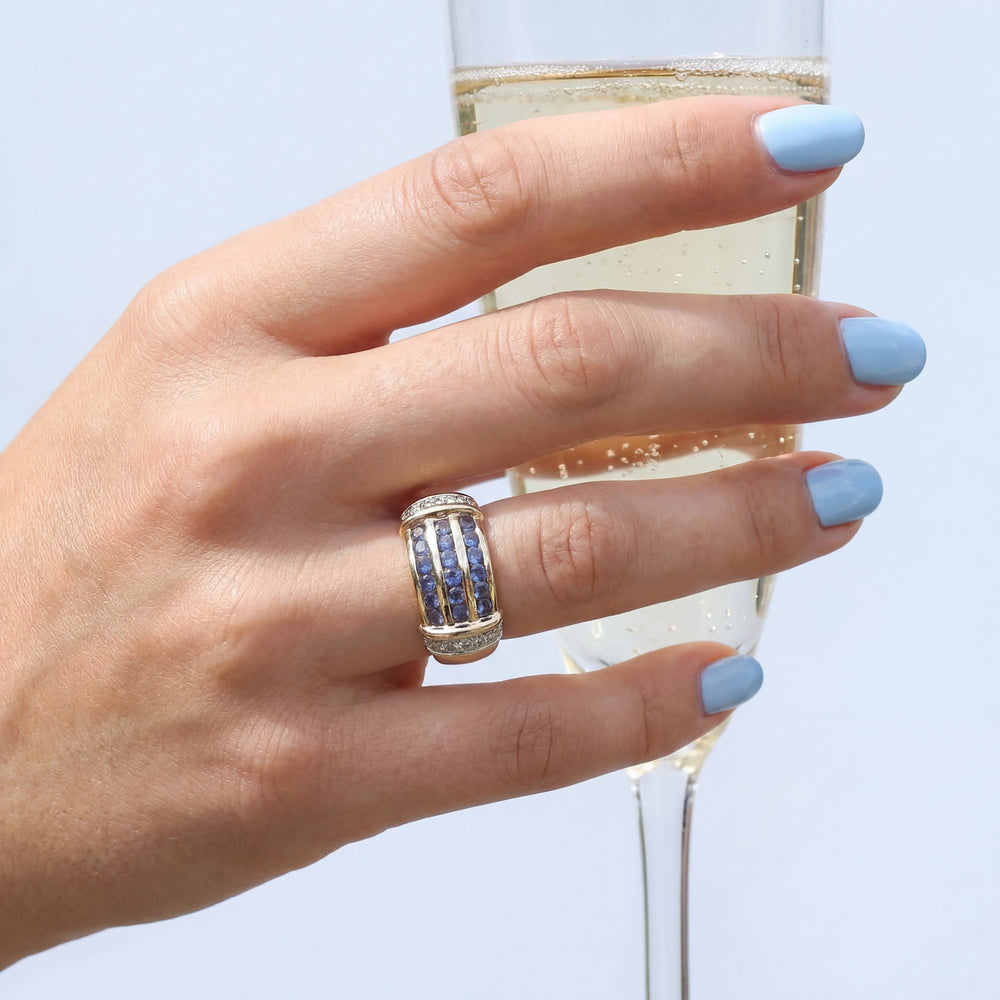 vue sur la main de la bague saphirs diamants or 18K