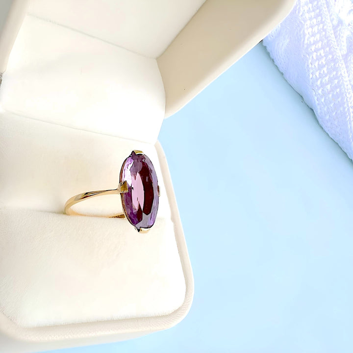 photo macro bague seconde main améthyste ovale or 18K