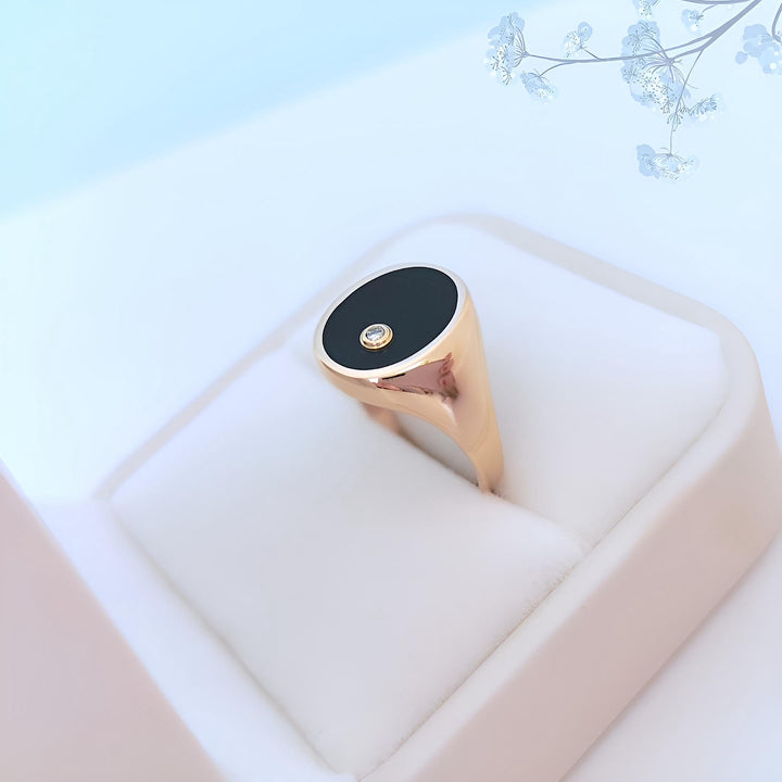 gros plan bague seconde main chevaliere femme onyx noir diamant or 18K