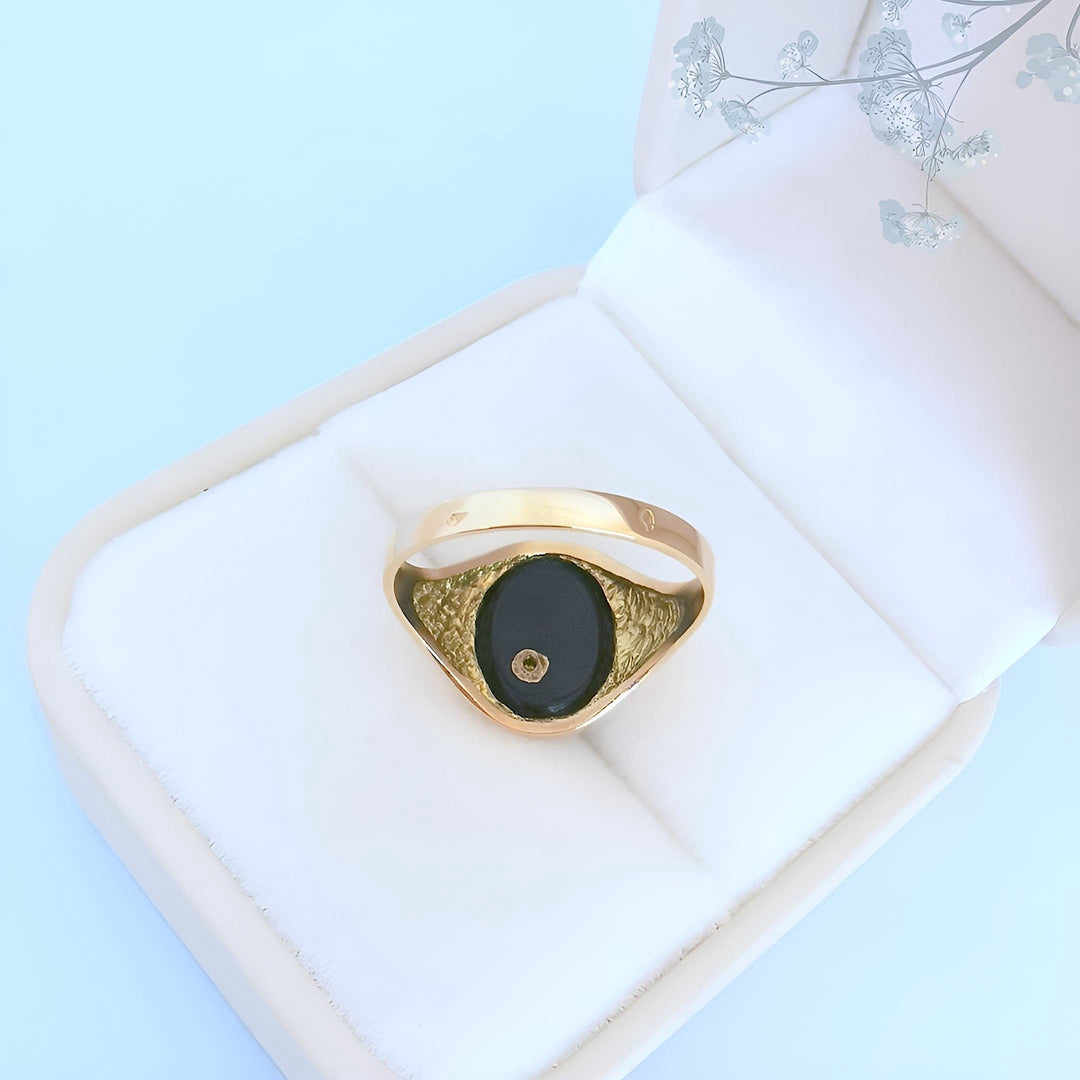 l'intérieur bague seconde main chevaliere femme onyx noir or jaune 18K bijoux Valordiams