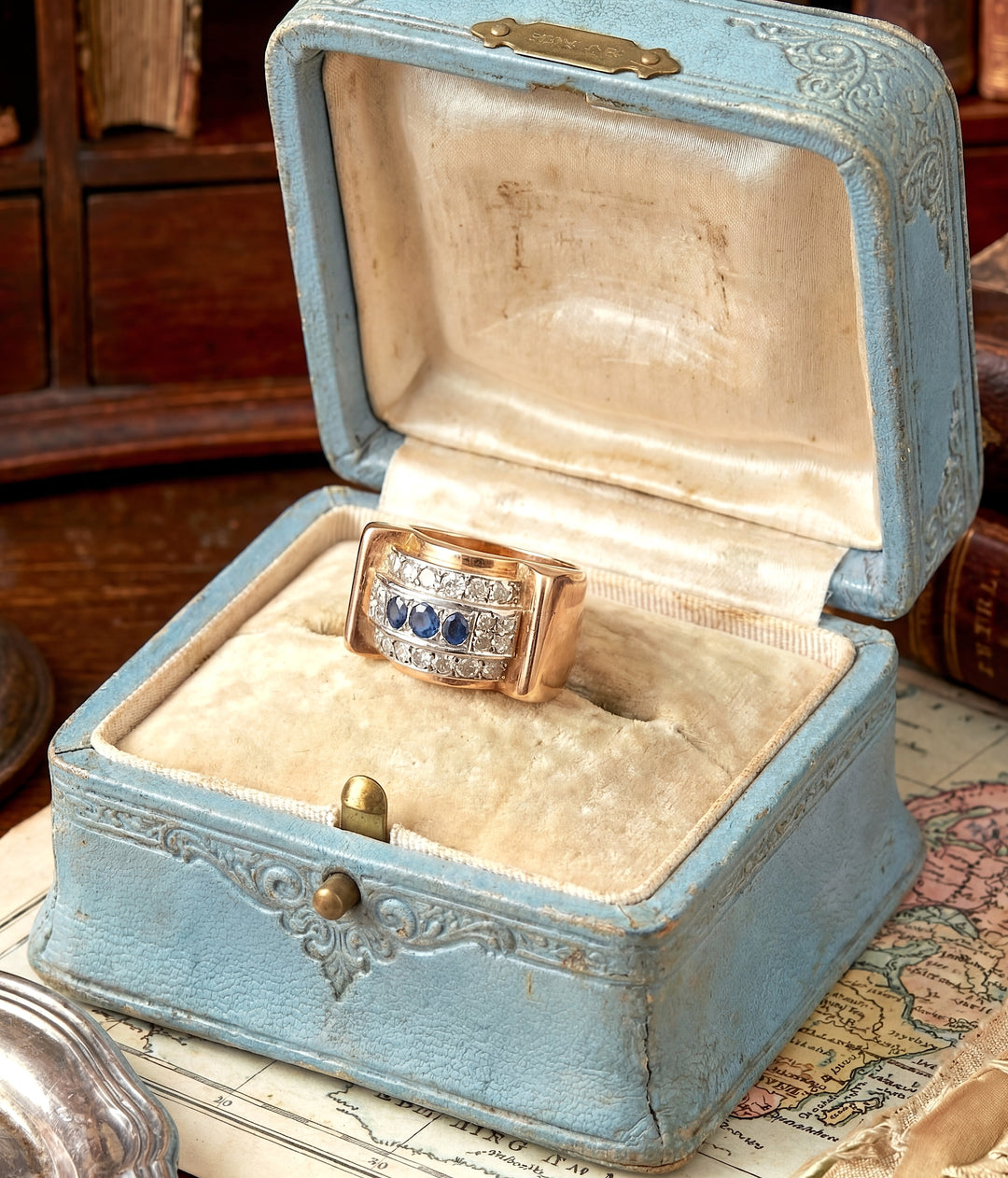 vue détaillée écrin ancien bague tank  joaillerie ancienne or 18K