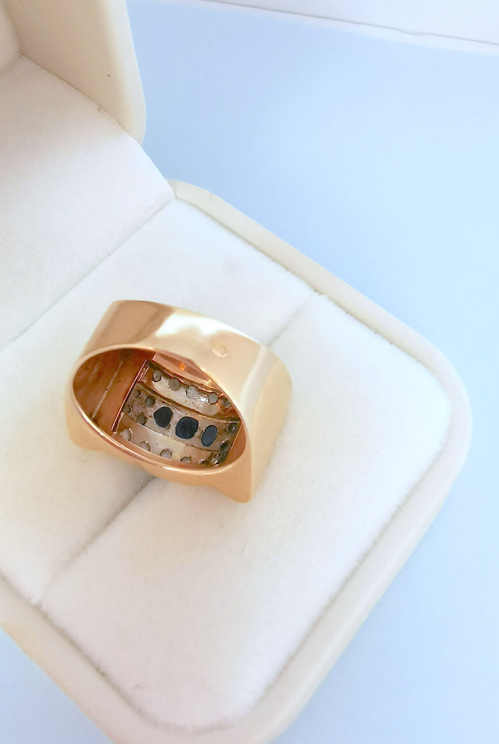 vue détaillée de l'intérieur bague tank or 2 tons 18 carats