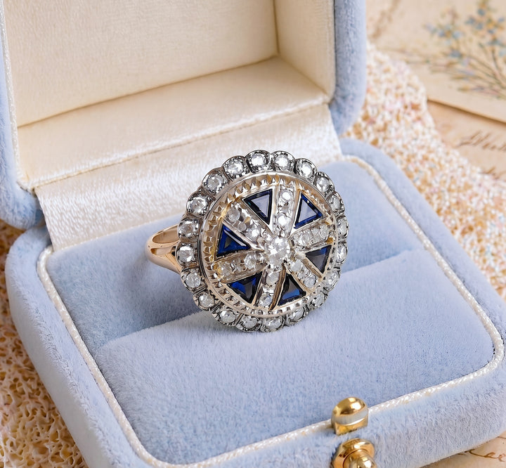 vue en macro de bague vintage (1950-1960) saphirs diamants Or rose 18K
